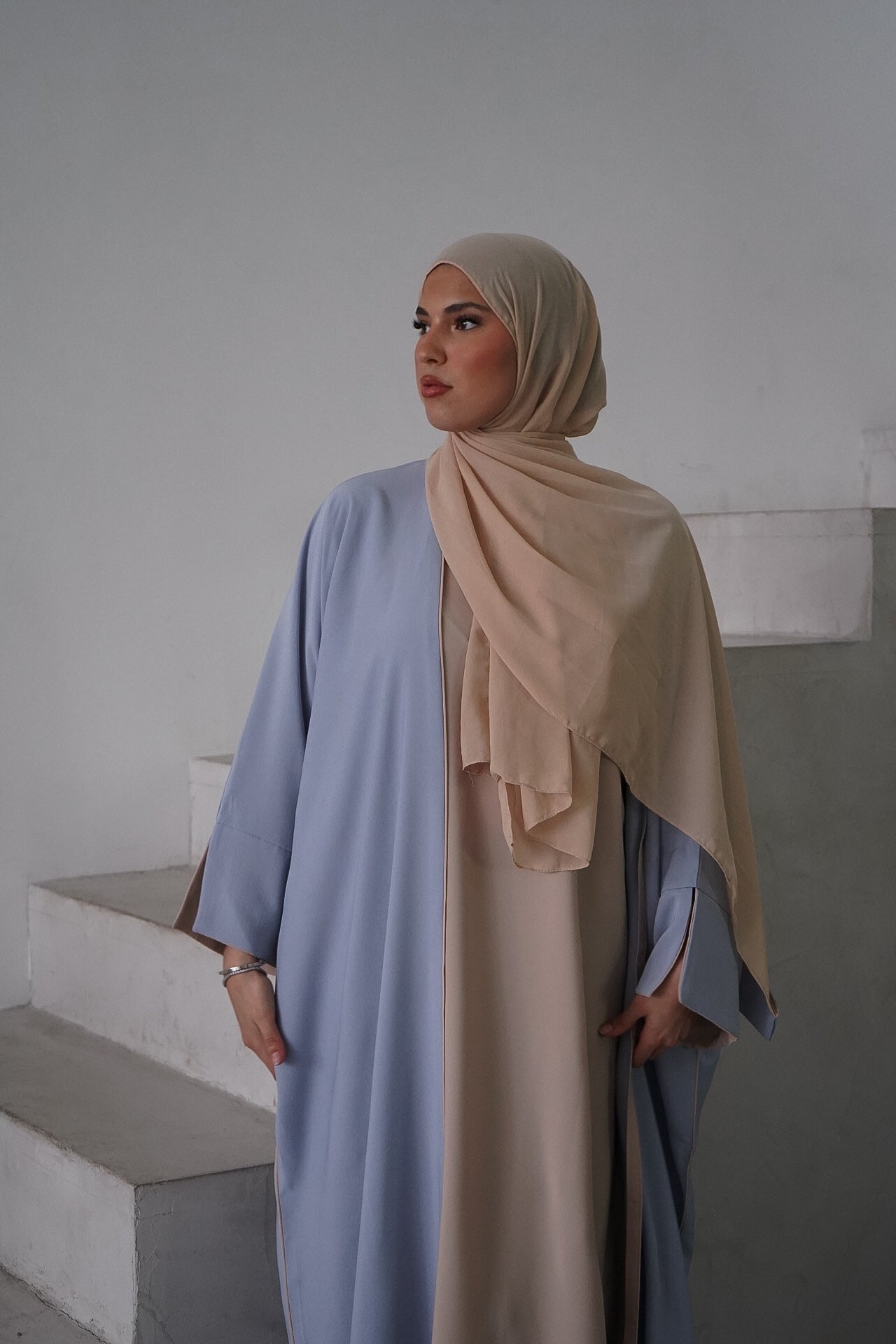 Abaya Manal – blue/ beige