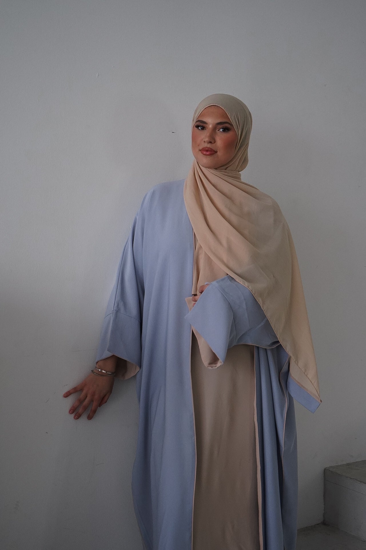 Abaya Manal – blue/ beige