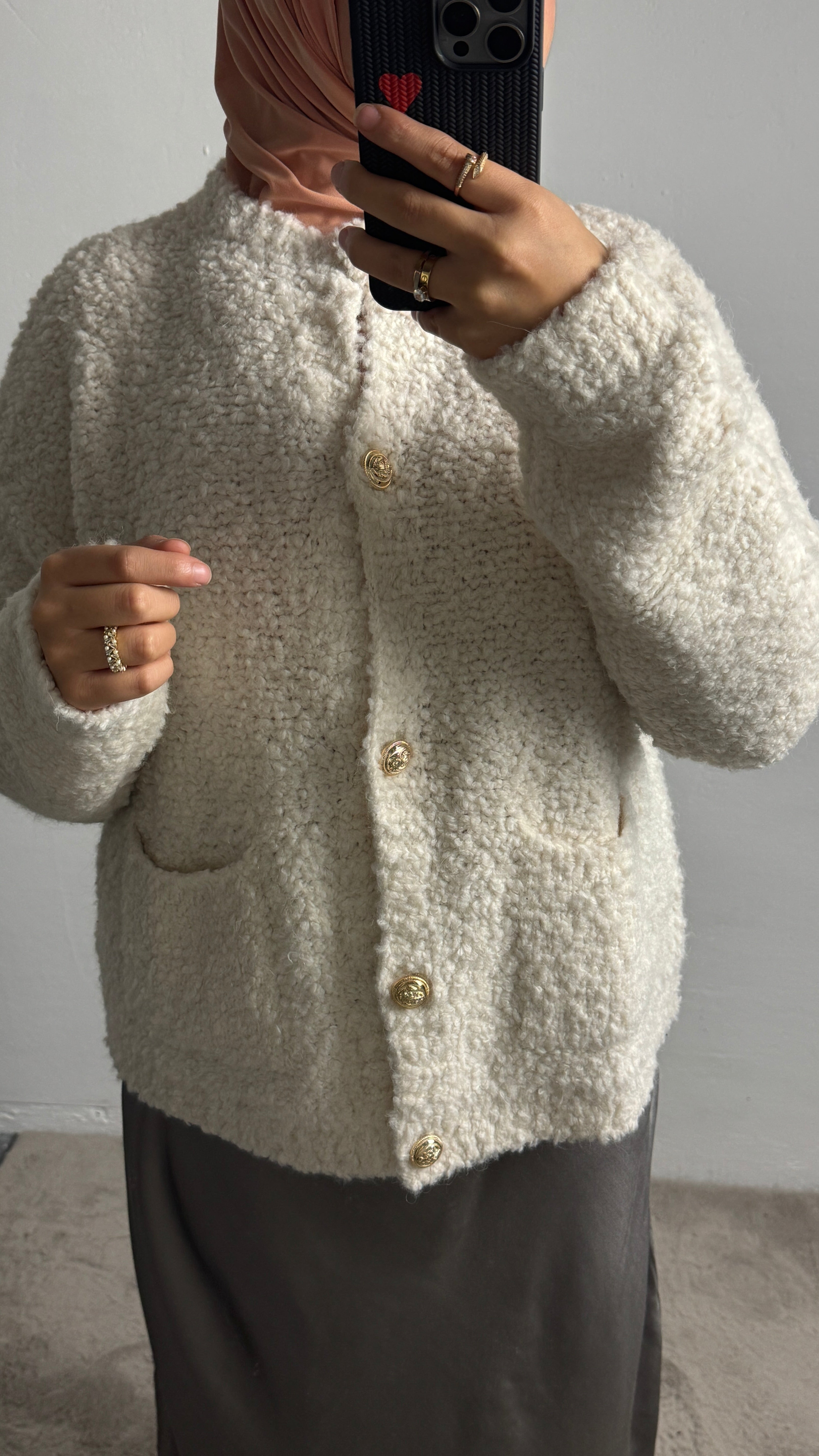 Teddypullover mit goldenen Knöpfen