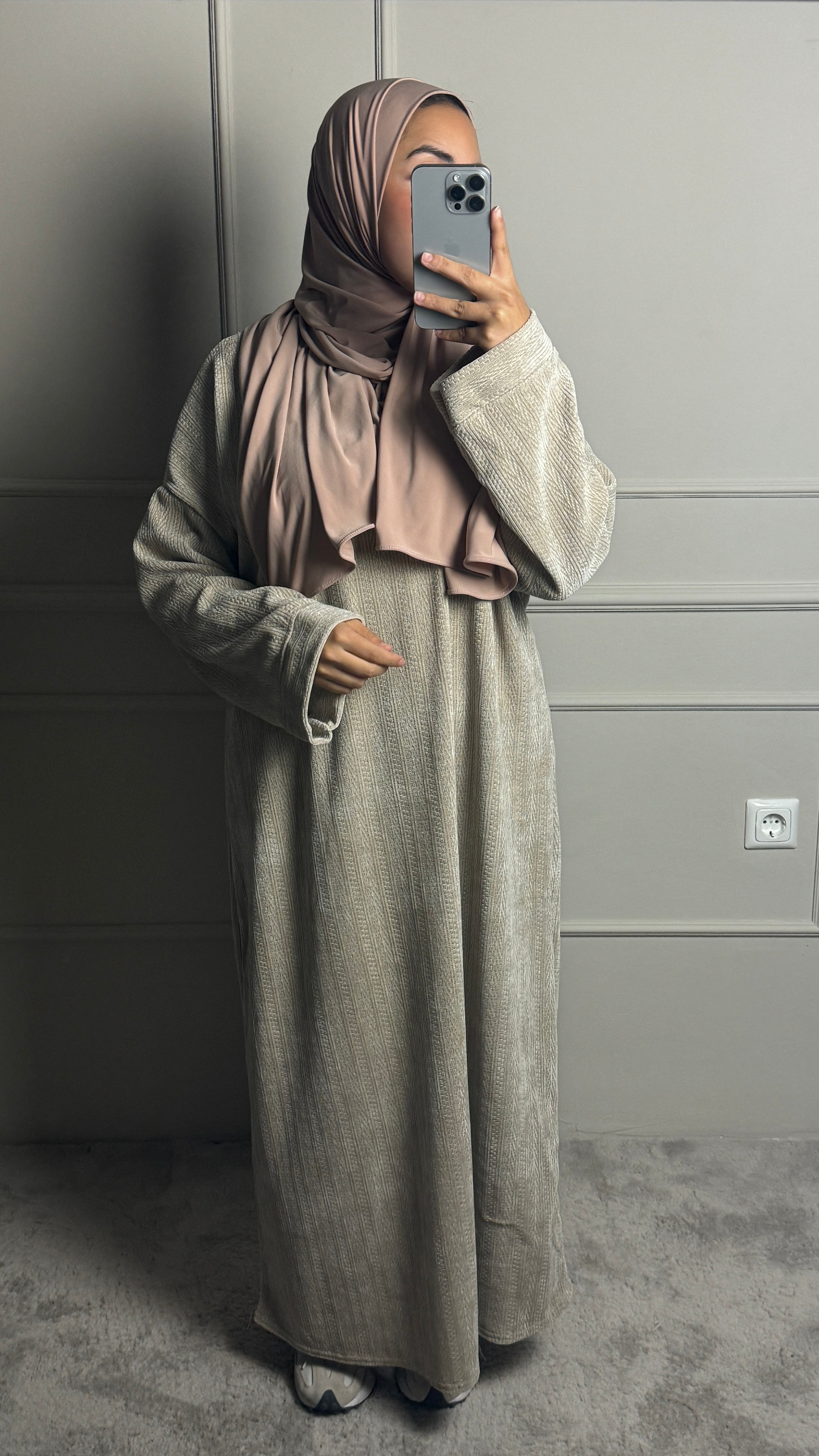 Strickkleid in taupe