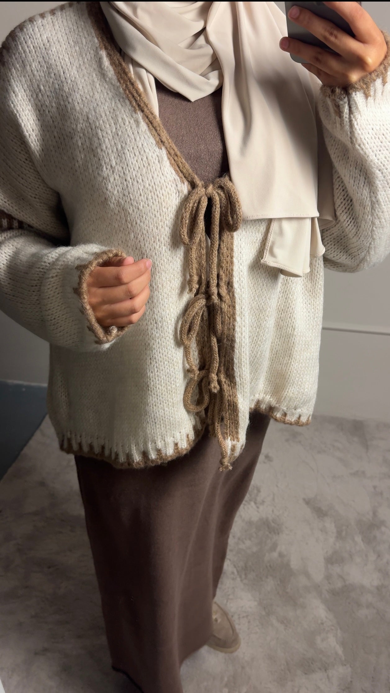 Strickjacke mit braunen Details